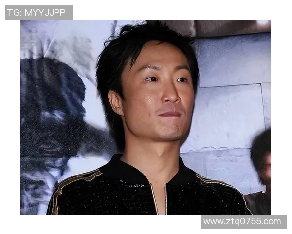 当红足球球星化身居家好男人认真做家务展现生活另一面